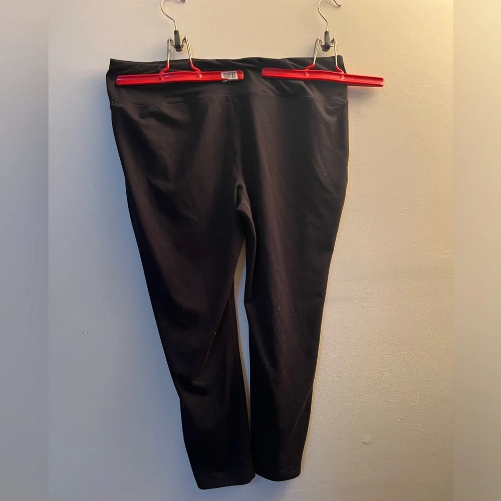 UMaine Black Bears T-Shirt (2XL) and Black Leggings (XXXL)